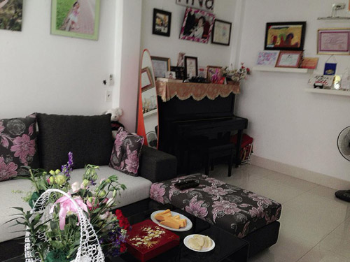 Phòng khách rực rỡ hoa đầu năm của ca sĩ Ngọc Anh - 6