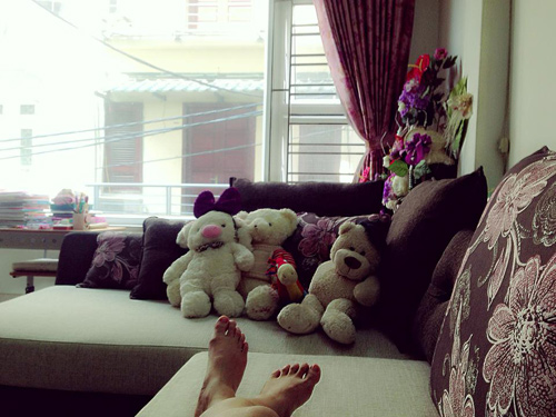 Phòng khách rực rỡ hoa đầu năm của ca sĩ Ngọc Anh - 4