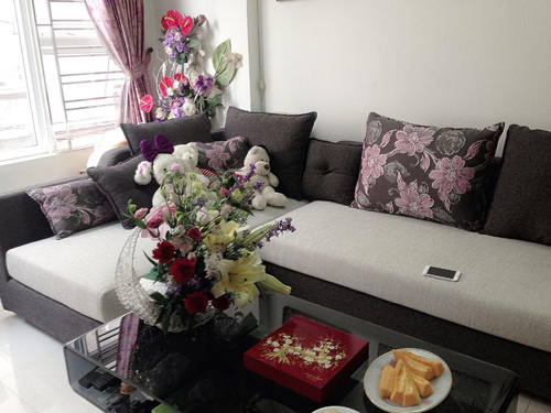 Phòng khách rực rỡ hoa đầu năm của ca sĩ Ngọc Anh - 2