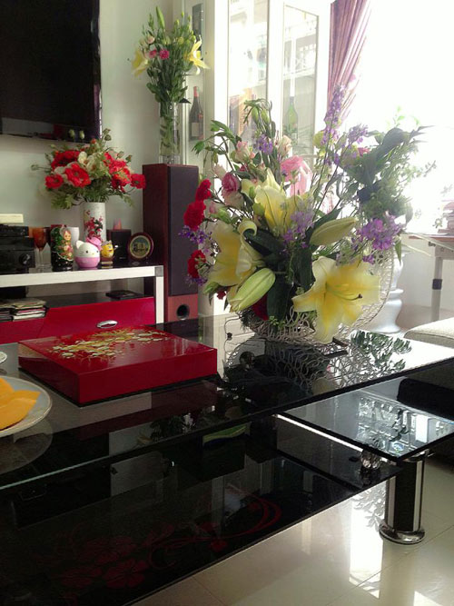 Phòng khách rực rỡ hoa đầu năm của ca sĩ Ngọc Anh - 3