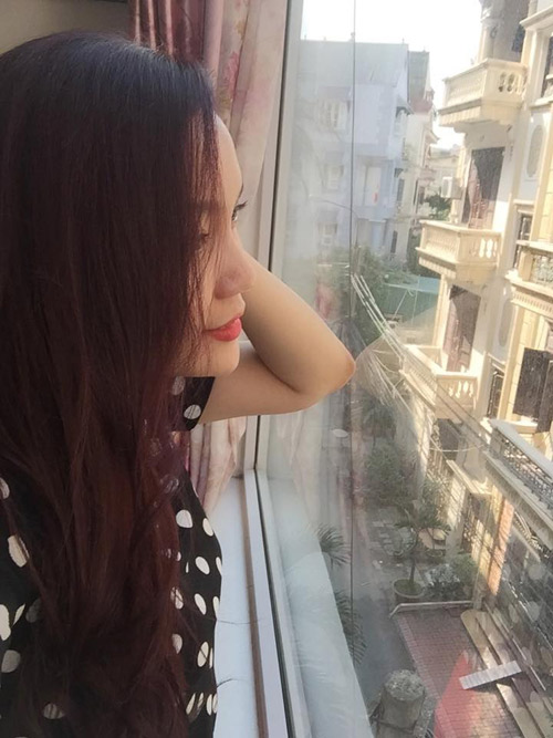 Phòng khách rực rỡ hoa đầu năm của ca sĩ Ngọc Anh - 1