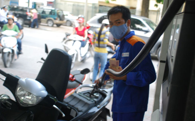 Giá xăng dầu rập rình tăng - 1