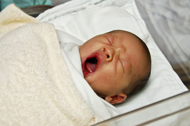 Phút thứ 18: Bé ngáp

Phần lớn thời gian của thai nhi và ngay cả các bé sơ sinh là dành cho việc ngủ. Vì vậy dù vừa mới chào đời nhưng hầu hết các bé không quên việc làm quen thuộc của mình là ngáp ngủ.  
