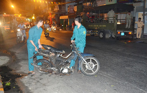 Ô tô đâm sập nhà dân, bé trai đang ngủ trọng thương - 7