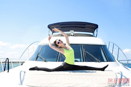 Lý Băng Băng khoe dáng thon với yoga trên du thuyền - 4