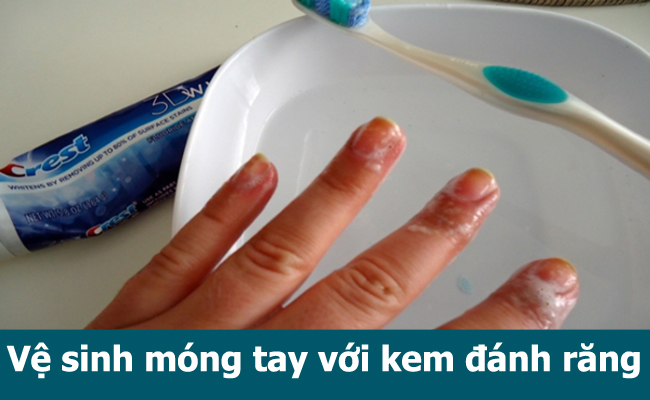 Xoa một ít kem đánh răng lên móng tay để vệ sinh và làm bóng.
