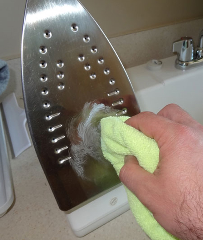 Khi mặt bàn ủi bị xỉn màu, bạn có thể dễ dàng lau sạch bằng khăn ẩm và kem đánh răng. 
