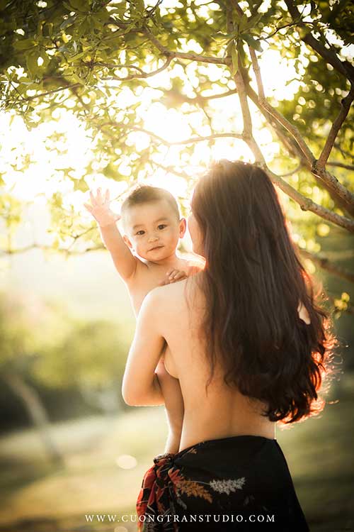 Bộ ảnh ngực trần cho bú tuyệt đẹp của bà mẹ Nha Trang - 7