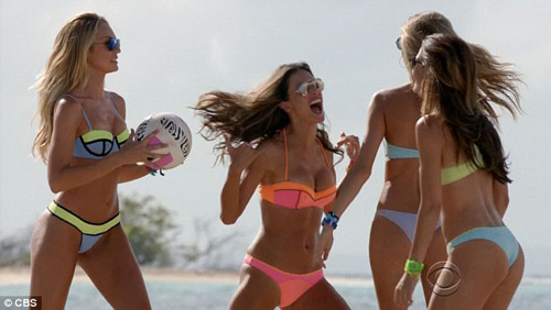 Video: Đã mắt với show áo tắm nóng nhất năm của Victoria#039;s Secret - 3