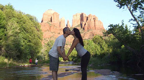 Cuộc sống gây tranh cãi của cậu bé sống cùng 1 mẹ 2 cha - 3