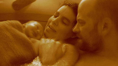 Cuộc sống gây tranh cãi của cậu bé sống cùng 1 mẹ 2 cha - 5