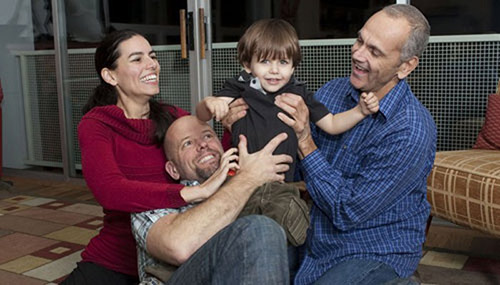 Cuộc sống gây tranh cãi của cậu bé sống cùng 1 mẹ 2 cha - 7