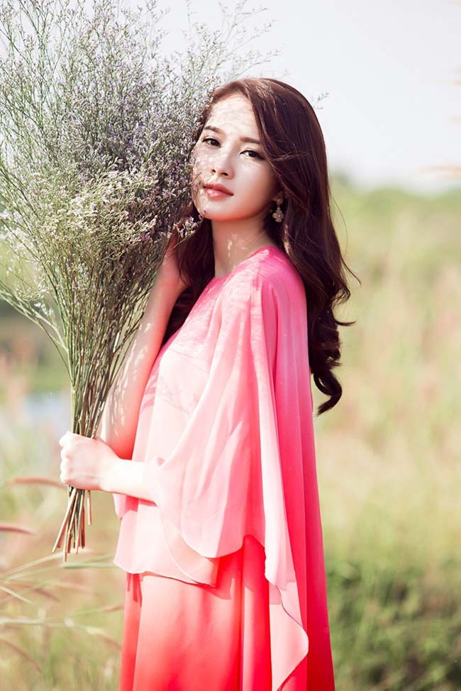 Thu Thảo với hình ảnh ngọt ngào nữ tính trong chiếc váy hồng nồng ấm
