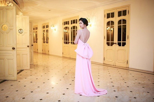 Hoa hậu Ngọc Hân khoe lưng trần với chiếc váy thướt tha màu hồng pastel
