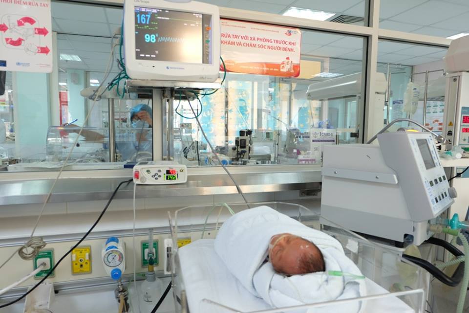 Cháu bé bị đẻ rơi trong bồn cầu vẫn phải thở máy - 1