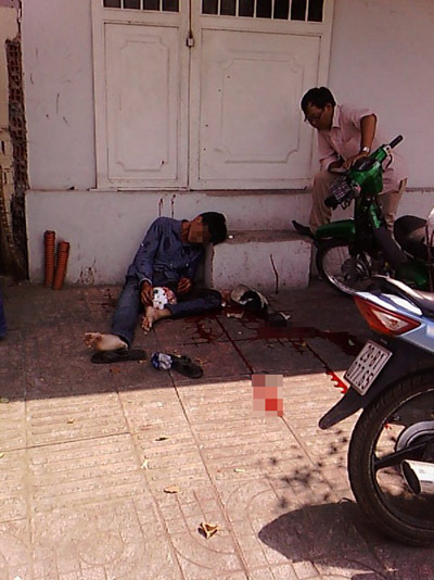 Chán đời, một thanh niên tự cắt cổ giữa phố - 1