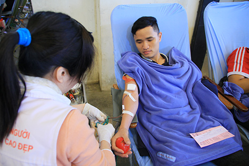 Hàng ngàn người tham gia hiến máu trong mưa rét - 8