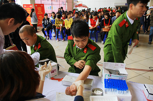 Hàng ngàn người tham gia hiến máu trong mưa rét - 2