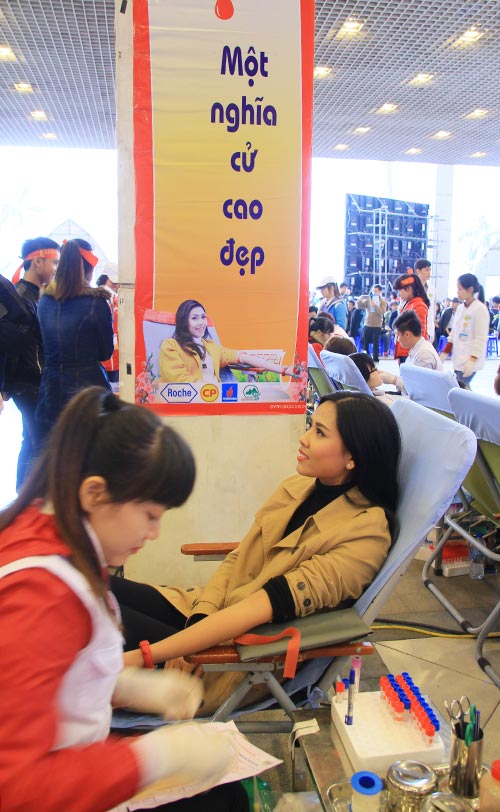 Hàng ngàn người tham gia hiến máu trong mưa rét - 14