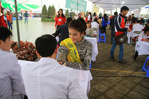 Hàng ngàn người tham gia hiến máu trong mưa rét - 12