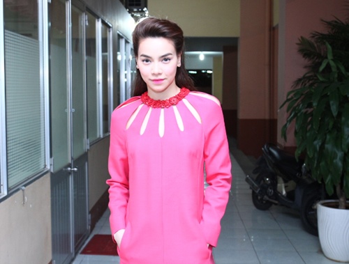 Hồ Ngọc Hà nữ tính và nổi bật với cả cây hàng hiệu - 4