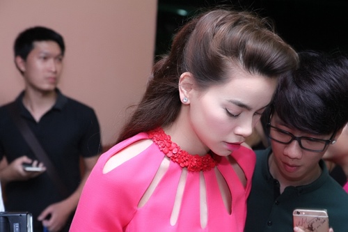 Hồ Ngọc Hà nữ tính và nổi bật với cả cây hàng hiệu - 5