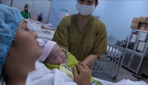 Nghẹn ngào phút ly biệt của người mẹ ung thư sinh con - 1