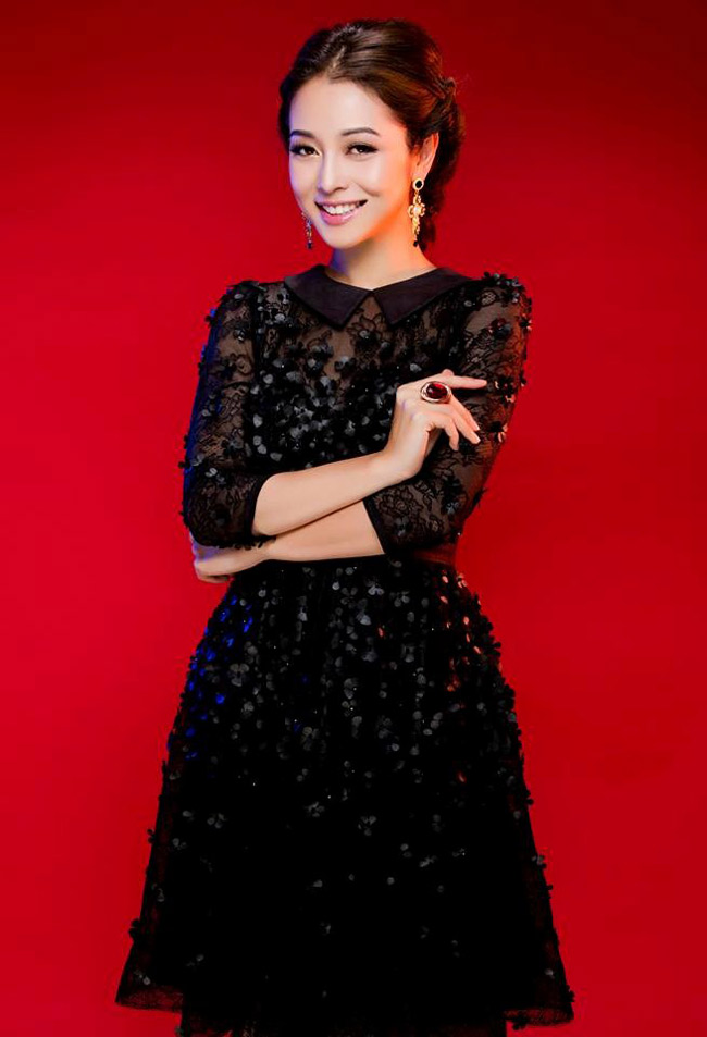 Hoa hậu Jennifer Phạm ngọt ngào trong chiếc đầm ren đen 
