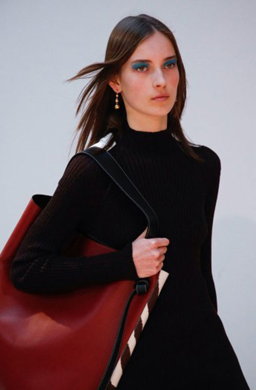 Trào lưu quot;mắt xanh mỏ đỏquot; nở rộ tại Tuần lễ  thời trang Paris - 9