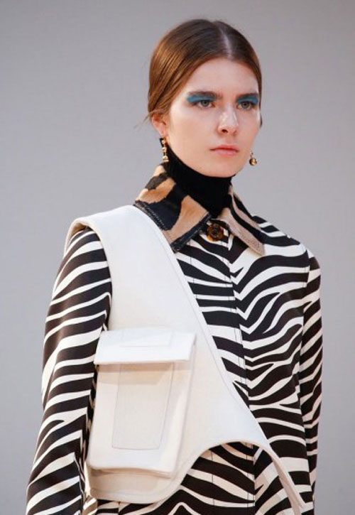 Trào lưu quot;mắt xanh mỏ đỏquot; nở rộ tại Tuần lễ  thời trang Paris - 6