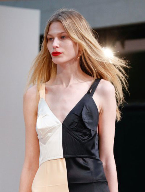 Trào lưu quot;mắt xanh mỏ đỏquot; nở rộ tại Tuần lễ  thời trang Paris - 4