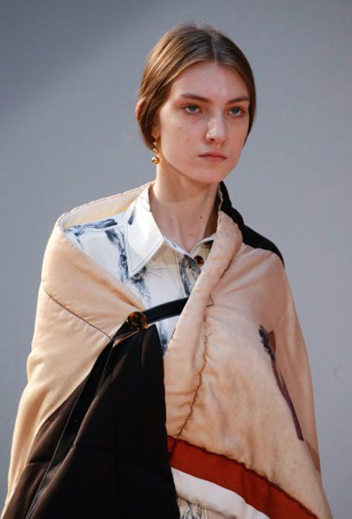 Trào lưu quot;mắt xanh mỏ đỏquot; nở rộ tại Tuần lễ  thời trang Paris - 10