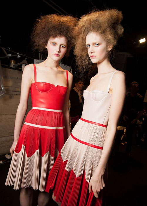 Mốt nhuộm lông mi trắng #039;đổ bộ#039; show Alexander McQueen - 9