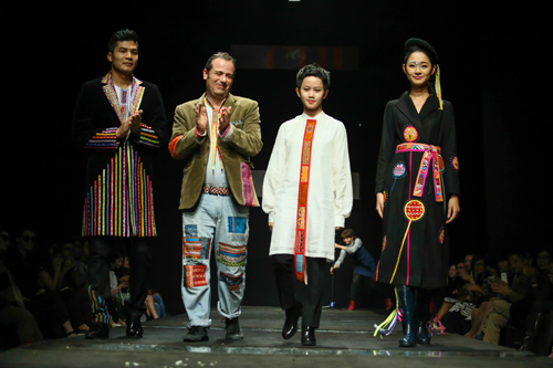 Hoa hậu Thùy Dung đi ủng trên sàn diễn thời trang - 10