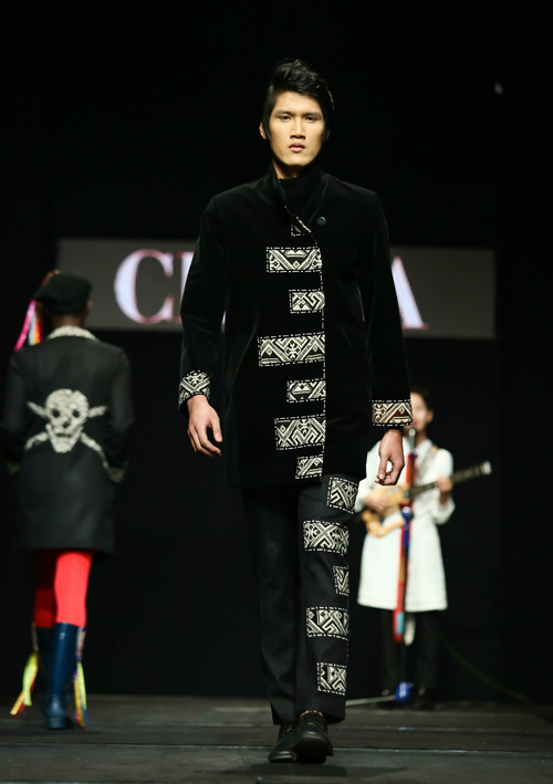 Hoa hậu Thùy Dung đi ủng trên sàn diễn thời trang - 9