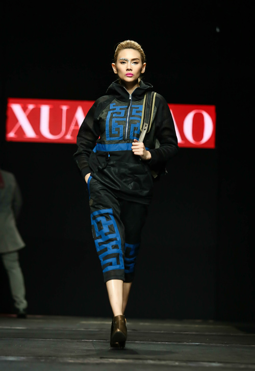 Hoa hậu Thùy Dung đi ủng trên sàn diễn thời trang - 11