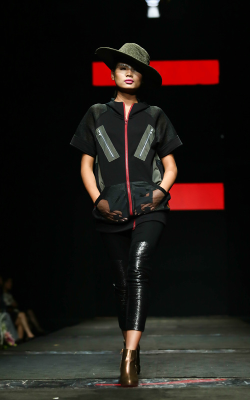 Hoa hậu Thùy Dung đi ủng trên sàn diễn thời trang - 12