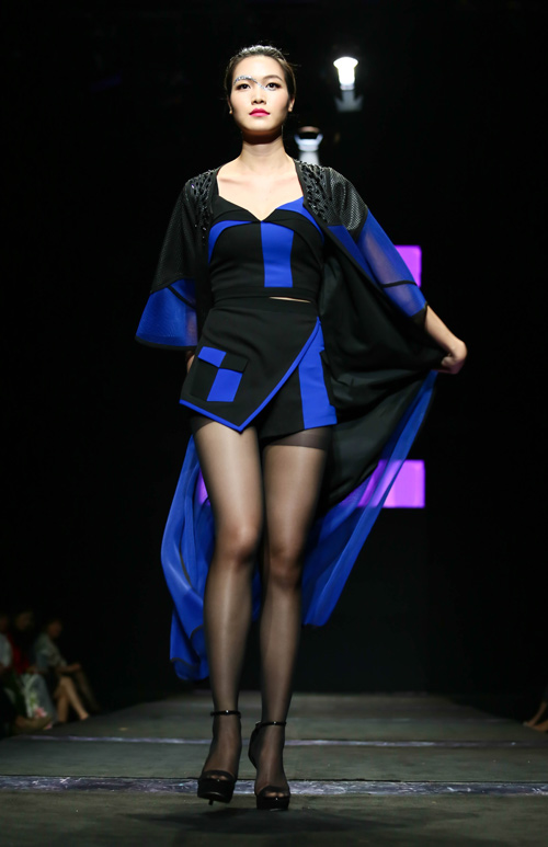 Hoa hậu Thùy Dung đi ủng trên sàn diễn thời trang - 14