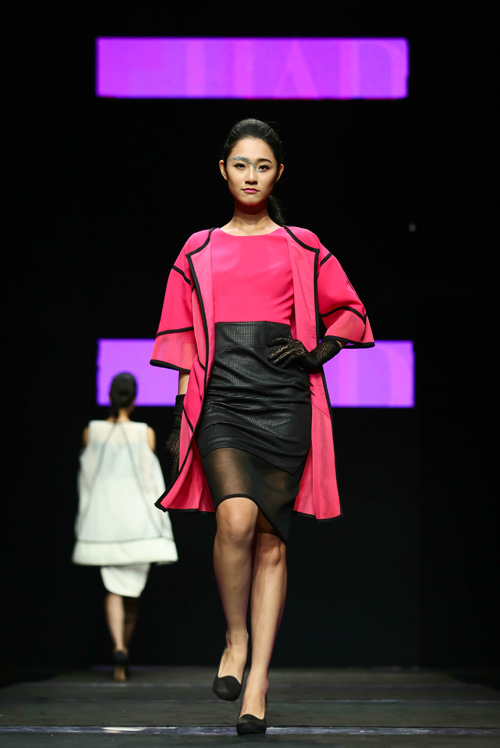 Hoa hậu Thùy Dung đi ủng trên sàn diễn thời trang - 15