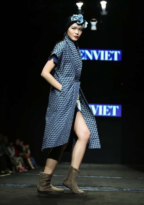 Hoa hậu Thùy Dung đi ủng trên sàn diễn thời trang - 17