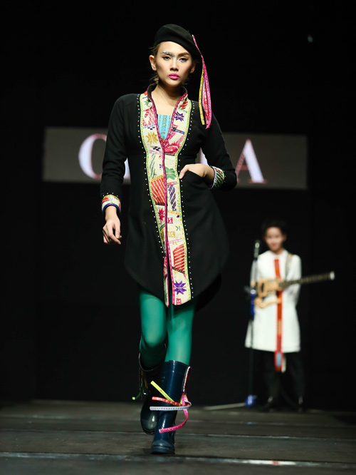 Hoa hậu Thùy Dung đi ủng trên sàn diễn thời trang - 2