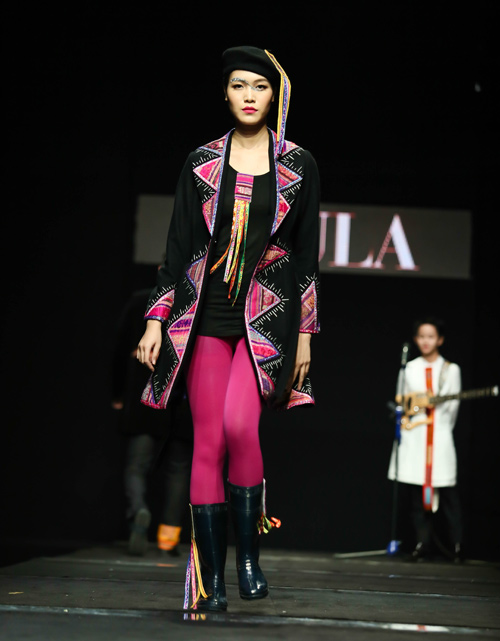 Hoa hậu Thùy Dung đi ủng trên sàn diễn thời trang - 1