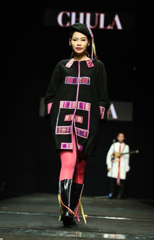 Hoa hậu Thùy Dung đi ủng trên sàn diễn thời trang - 3