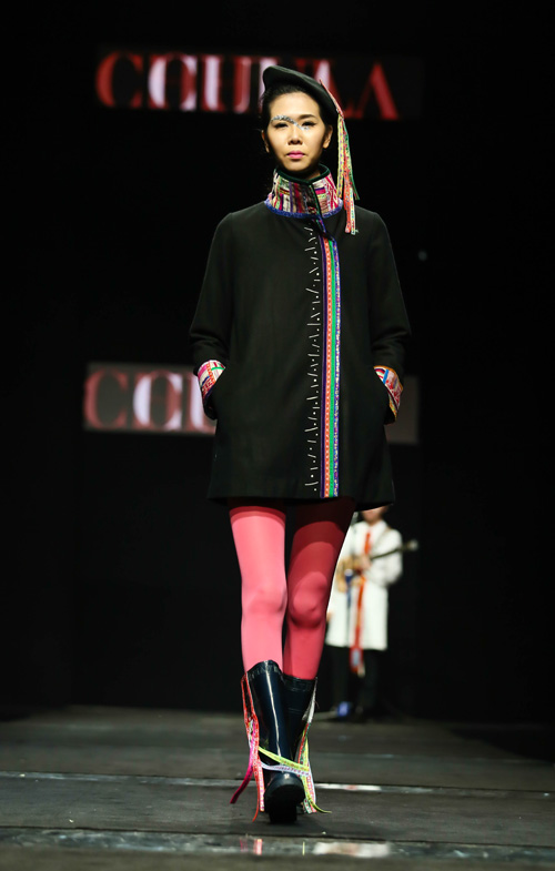 Hoa hậu Thùy Dung đi ủng trên sàn diễn thời trang - 4