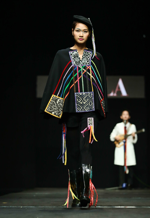 Hoa hậu Thùy Dung đi ủng trên sàn diễn thời trang - 5