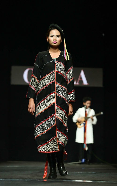 Hoa hậu Thùy Dung đi ủng trên sàn diễn thời trang - 7