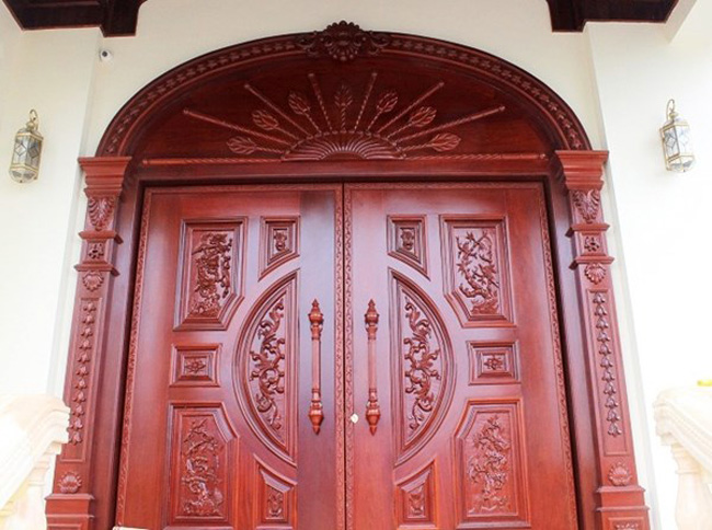 Toàn bộ hệ thống cửa của ngôi biệt thự được làm từ gỗ lim 
