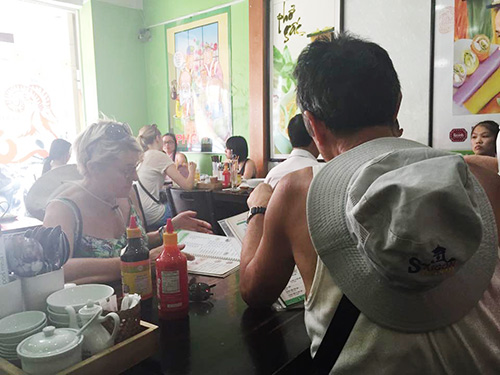 Đi ăn phở cuốn quot;bảy sắc cầu vồngquot; ở Quận 1 - 1