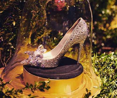 Video: quot;Cô bé lọ lemquot; Lily James chọn giày đi tiệc - 2