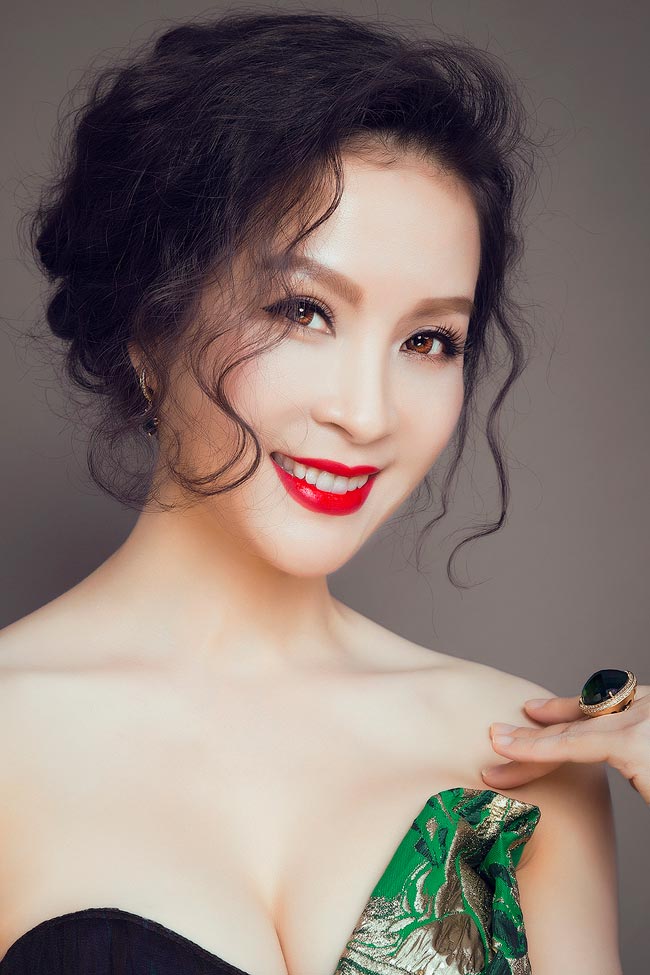 Phong cách trang điểm tinh tế và guu thời trang đẳng cấp giúp Thanh Mai luôn ăn điểm.
